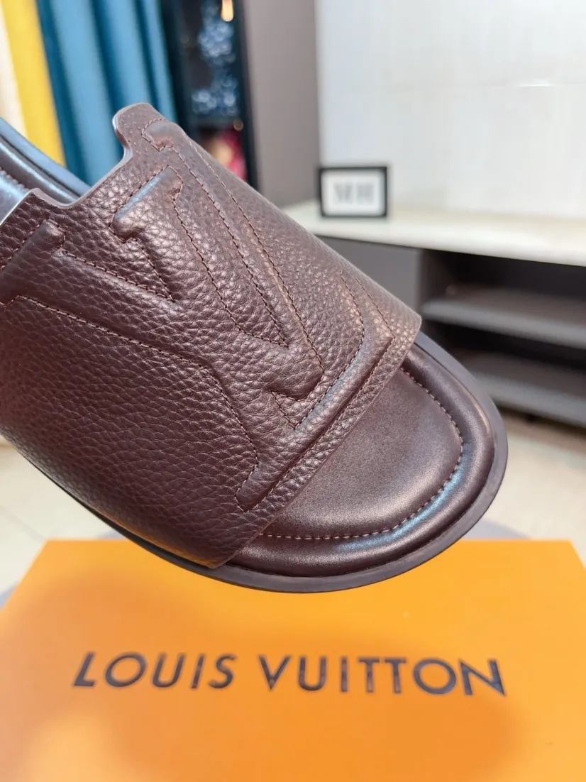 Men's shoes 💰340🌸🌸LV medium men's spring and summer slippers counter synchronization. The uppers are imported cowhide fabrics from Italy, logo graphics and high-quality craftsmanship. Soles: original soles specially provided by the original factory. Exclusive molded soles are super comfortable. Original factory single goods. 🔍🔍High quality. You can enter and exit the counter at will. Welcome to compare. Size 38-45